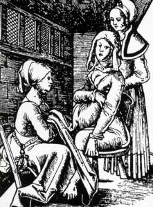 Σκηνή τοκετού από το βιβλίο του Roesslin Der Swangern Frawen und Hebammen Rosengarten (1513), που απεικονίζει μια γυναίκα καθισμένη σε καρέκλα να δέχεται τις φροντίδες δύο μαιών. 