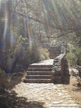 τα σκαλοπάτια που οδηγούν στον Ιερό Λόφο του Ζαλόγγου